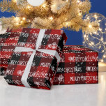 Papier Cadeau MERRY CHRISTMAS Texte et flocons de neige<br><div class="desc">Texte MERRY CHRISTMAS blanc avec des flocons de neige sur arrière - plan de buffle rouge et noir. Le texte et la couleur peuvent être modifiés.</div>