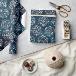 Papier Cadeau Métallique Bleu. Damask Elegant Chic Christmas<br><div class="desc">Joli faux arrière - plan bleu métallique avec faux motif damassé argent pour un beau et élégant papier d'enveloppement de Noël. Parfait pour toute saison.</div>