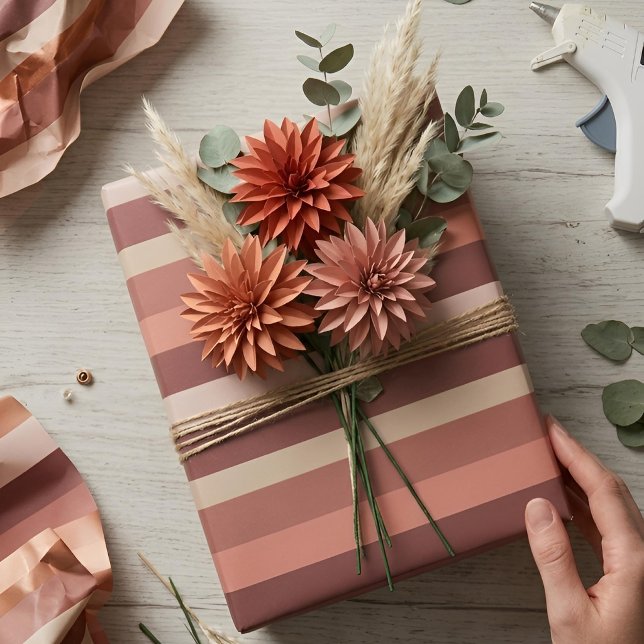 Papier Cadeau Moderna Linear | Antique Rose & Cuivre (Lifestyle Shot)