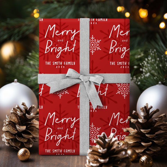 Papier Cadeau Moderne Joyeux et Lumineux Script Flocons de Neige (Modern Merry & Bright Script Snowflakes Christmas Wrapping Paper)
