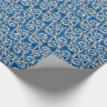 Papier Cadeau Mosaïque bleue et argentée de remous de Magen<br><div class="desc">Papier d'emballage brillant de qualité de la meilleure qualité comportant une belle et intrigante conception originale combinant des remous à deux nuances de bleu et d'un effet argenté "administrant à la cuillère" ensemble pour créer un regard tricoté exagéré, complétées avec les étoiles de David argentées (Magen David). Approprié à Hannukkah,...</div>
