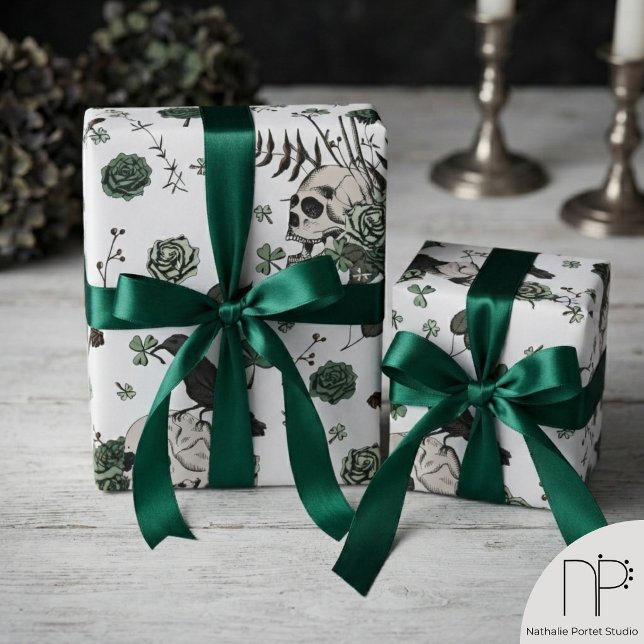 Papier Cadeau Motif crâne vert et blanc St Patricks Day Goth (Hand-drawn green and white skull clover St Patricks Day wrapping paper for alternative edgy gifts.)