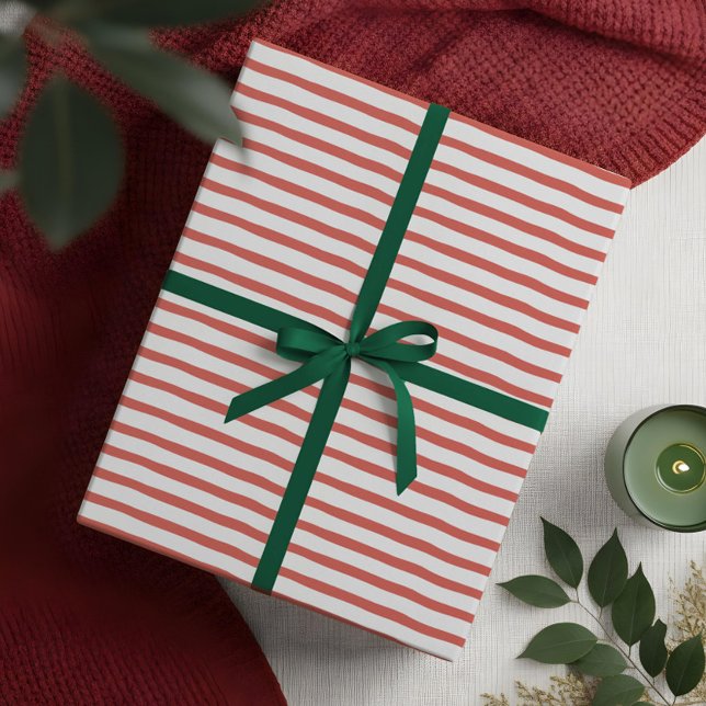 Papier Cadeau Motif de bande rouge et blanc minimal moderne (Wavy Modern Minimal Red & White Stripe Pattern Wrapping Paper)