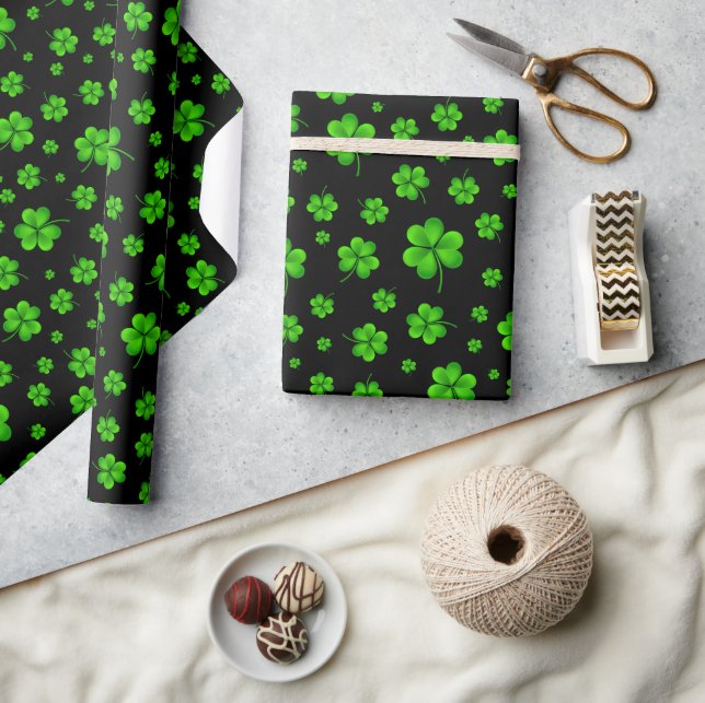 Papier Cadeau Motif de trèfles verts sur fond noir (Artisanat)