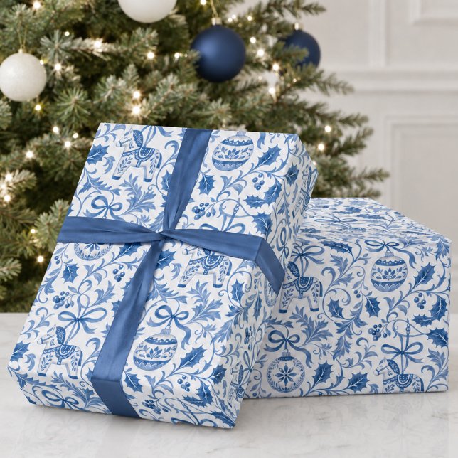 Papier Cadeau Motif de vacances de Noël bleu blanc (elegant delft blue white christmas holiday scandinavian dala horse greenery ornaments wrapping paper)