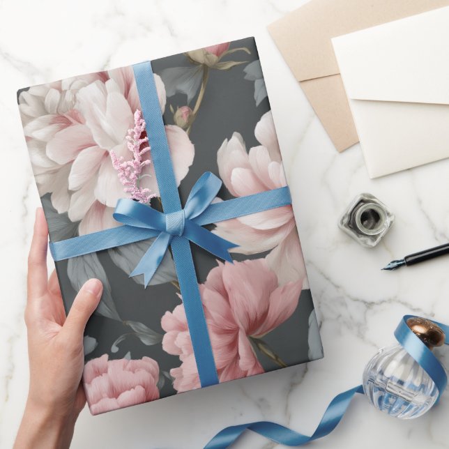Papier Cadeau Motif floral gris rose poudrée romantique de pivoi (Cadeaux)