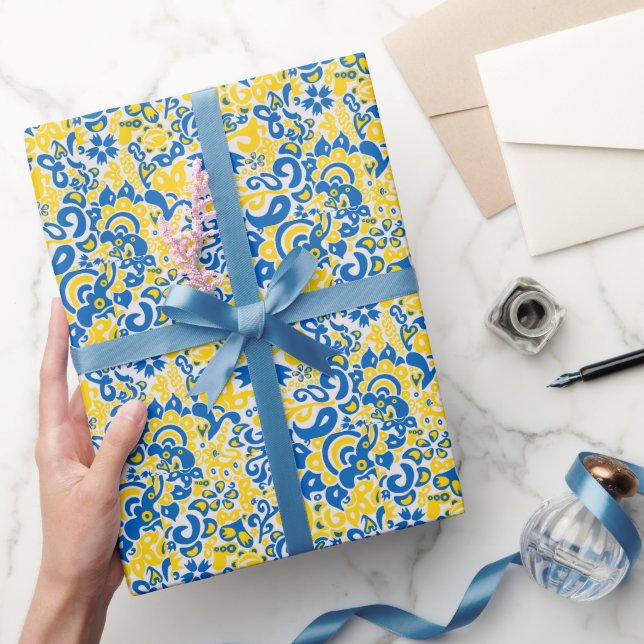 Papier Cadeau Motif folklorique aux couleurs du drapeau ukrainie (Cadeaux)