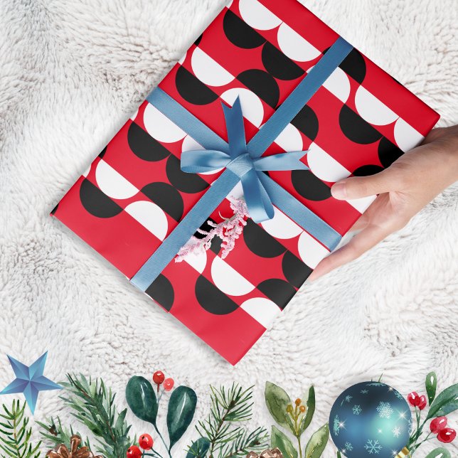 Papier Cadeau Motif géométrique moderne du milieu du siècle cade (Mid century modern Christmas gift wrap with semicircles pattern, in red with white and black)
