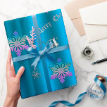 Papier Cadeau Noël bleu luxueux<br><div class="desc">Un superbe papier d'emballage bleu de Noël orné d'un motif d'ornements décoratifs de Noël, dont des billes d'argent suspendues, des flocons de neige métalliques de couleur pastel, des rennes d'argent dansants entourés d'étoiles et un "Joyeux Noël" en argent, orné de pétillants. Cet élégant emballage cadeau de Noël apportera certainement une...</div>