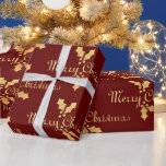 Papier Cadeau Noël de houx de feuille d'or Joyeux<br><div class="desc">Papier rouge fait sur commande d'emballage cadeau de Noël d'amusement avec le jolis feuille et baies de houx de regard de feuille d'or</div>