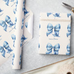 Papier Cadeau Nœud Bleu Tendance Personnalisé Avec Monogramme de<br><div class="desc">Transformez votre façon d'offrir des cadeaux en une affaire élégante avec notre papier d'emballage personnalisé avec un nœud bleu tendance et un monogramme de nom. Ce papier d'emballage élégant présente un nœud coquette bleu chic et prépa, capturant parfaitement l'esthétique coquette tendance qui fait fureur. Conçu avec un motif de nœud...</div>