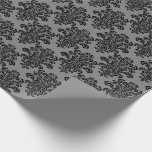 Papier Cadeau Noir Damask sur Grey Elegant Motif<br><div class="desc">Habillez vos colis avec un élégant papier d'emballage tout-temps en damas noir sur un arrière - plan gris. C'est un excellent choix pour tant d'occasions : douches nuptiales, mariages, anniversaires, diplômes, départs à la retraite, fêtes d'adieu et plus encore. Vous pouvez ajouter à peu près n'importe quel ruban couleur avec...</div>