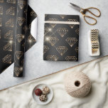 Papier Cadeau Noir et Or Diamant Élégant Mariage Fiançailles<br><div class="desc">Noir et Or Diamant Élégant Mariage Fiançailles Papier d'emballage présente un motif élégant de diamants dorés scintillants sur fond noir. Parfait pour les mariages,  les fiançailles,  les anniversaires et bien plus encore. Conçu par Evco Studio www.zazzle.com/store/evcostudio</div>