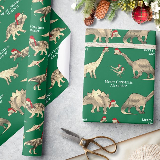 Papier Cadeau Nom des garçons personnalisés Dinosaur Noël (Personalized boys name merry Christmas cute dinosaurs in Santa hats green wrapping paper)