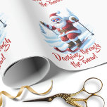 Papier Cadeau Nom moderne Ski Santa Claus Funky Fun Christmas<br><div class="desc">Voici un Père Noël cool et drôle qui dahine à travers la neige sur son ciel avec des pins enneigés dans l'arrière - plan. Cette oeuvre donne une touche moderne aux éléments de vacances traditionnels.</div>