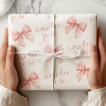 Papier Cadeau Nom Ruban Rose<br><div class="desc">Rendez vos cadeaux encore plus spéciaux avec ce Papier à Emballer à Ruban Rose Personnalisé avec un motif délicat de rubans roses doux et la possibilité d'ajouter un nom personnalisé ! Les rubans roses élégants, magnifiquement disposés sur un fond blanc, sont parfaits pour les mariages, les enterrements de vie de...</div>