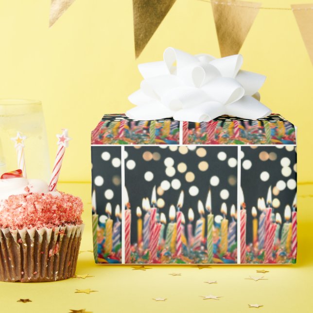 Papier Cadeau Nombreuses Bougies D'Anniversaire Sur Gâteau (Fête d'anniversaire)