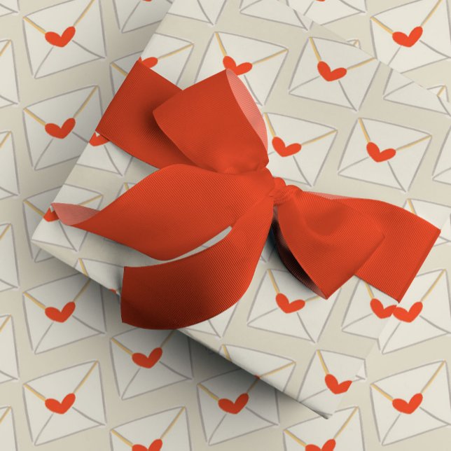 Papier Cadeau Notes d'amour beige Motif Enveloppe coeur rouge (Red heart love note Valentine's Day envelope gift wrapping paper.)