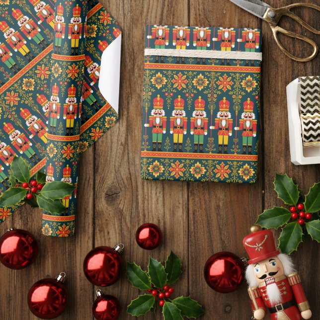 Papier Cadeau Nutcracker Toy Soldier Motif Noël (Perfectly wrap your holiday gifts with this traditional Nutcracker Toy Soldier wrapping paper.)