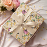 Papier Cadeau Or Romantique Reine Abeille, Nid d'Abeille & Fleur<br><div class="desc">Cette feuille de papier d'emballage mignonne et romantique présente un motif fantaisiste de nids d'abeille,  de fleurs exotiques roses et d'abeilles reines bourdonnantes,  complété par des cœurs dorés dispersés. C'est une représentation charmante de la douceur et de la beauté trouvées dans le lien entre les mères et leurs proches.</div>