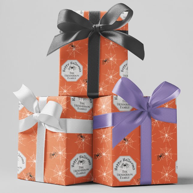 Papier Cadeau Orange Déplaisant Araignées Personnalisé Nom de fa (Custom Creepy Spiderwebs & Spiders on a Purple Background. Personalize with your Family Name.)