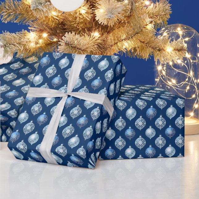 Papier Cadeau Ornements argentés sur fond bleu foncé (Vacances)