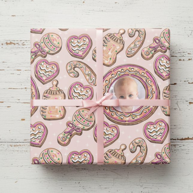 Papier Cadeau Pain d'épice rose de Noël Cookies Bébé Photo (Cute Baby's First Christmas Wrapping Paper for Kids. Pink Winter Xmas Cookies Pattern for Baby Girl )