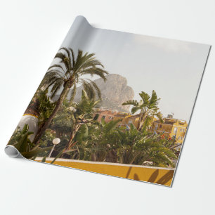 Papier Cadeau Palmiers verts près d'un bâtiment en béton brun en