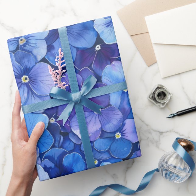 Papier Cadeau Pansies de style aquarelle bleu violet imprimé Flo (Cadeaux)