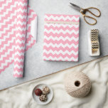 Papier Cadeau Papier à enveloppement rose chic<br><div class="desc">Papier d'enveloppement Chevron Rose - Enveloppement Cadeau Chic et Jouant pour n'importe quelle occasion Faites ressortir vos cadeaux avec cet adorable papier d'emballage en zigzag rose! Doté d'un motif chevron chic en rose et blanc doux et de pois délicats, ce design moderne et ludique est parfait pour les baby showers,...</div>