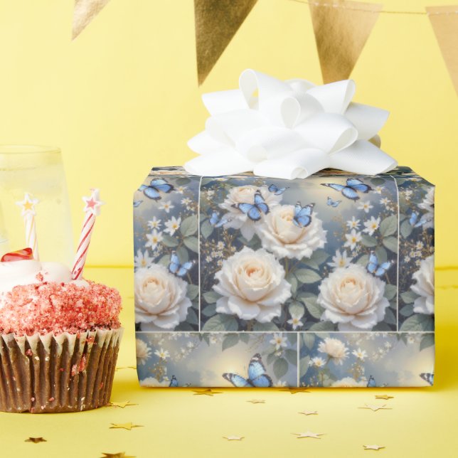 Papier Cadeau Papillons bleus dans un jardin de roses blanches (Fête d'anniversaire)