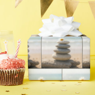 Papier Cadeau Pâquerette sur un cairn de plage en pierre avec bo