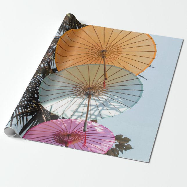 Papier Cadeau Parapluie rouge sur arbre vert (Déroulé)