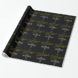 Papier Cadeau Parties scintillantes Hanoukka d'or de Faux<br><div class="desc">Un arrière - plan noir montre les mots "Hanoukka heureux" ce qui est rendu dans un effet d'or de parties scintillantes de faux. Une étoile de David scintillante d'or ponctue le dessus de la conception. Dreidels sont ajoutés comme accents avec les ornements sinueux pour encadrer votre message spécial. Grande manière...</div>