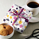 Papier Cadeau Pat Abstrait géométrique rétro n° 8 Magenta ID1067<br><div class="desc">Découvrez le charme du style moderne du milieu du siècle avec ce design abstrait géométrique d'inspiration Memphis. Doté d'une palette audacieuse de magenta du ciel, d'aubergines sombres et d'or sur un arrière - plan blanc immaculé, ce motif d'enveloppement cadeau capture l'esthétique audacieuse mais raffinée du mouvement de design emblématique. Les...</div>