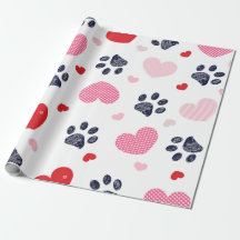 Patte gribouillée et coeurs à carreaux