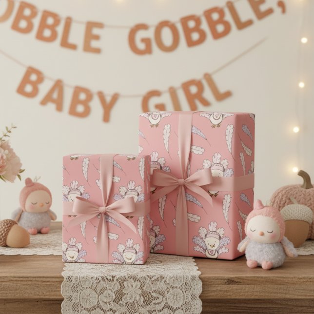 Papier Cadeau Petite Turquie rose Thanksgiving Baby Girl (Cute Fall Pink Little Turkey and Gingham Feathers Pattern Thanksgiving Wrapping Paper for Baby Girl.)