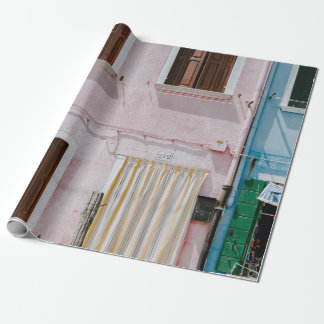 PAPIER CADEAU PHOTO DE BÂTIMENT ROSE AVEC RIDEAU DE PORTE JAUNE