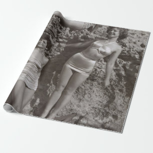 PAPIER CADEAU PHOTO GRAYSCALE DE TROIS FEMMES EN TRAIN ET SITTIN