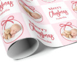 Papier Cadeau Photo personnalisée Baby First Christmas<br><div class="desc">Célébrez Noël avec notre papier d'enveloppement de photos pour bébé. Ce design moderne présente la photo et le nom de votre petit, ainsi que "Joyeux Noël" dans un design à motif chèque en rose et blanc accentué d’un arc dessiné à la main - une façon mignonne et intemporelle de rendre...</div>