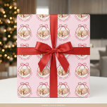 Papier Cadeau Photo personnalisée Baby First Christmas<br><div class="desc">Fêtez le premier Noël de votre bébé avec notre papier d’enveloppement photo personnalisé Bow. Ce design élégant présente la photo, le nom et l’année de votre petite fille, accentuée d’un arc délicat dessiné à la main. Une façon moderne et intemporelle de rendre les cadeaux de vacances spéciaux. Personnalisez facilement avec...</div>
