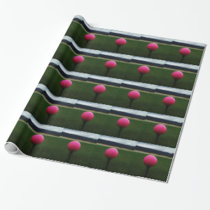 Papier Cadeau Pink Golf Ball sur un terrain de golf de montagne