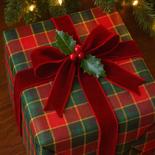 Papier Cadeau Plaid Rouge Vert de Noël Finition Brillante  (Wrapped in tartan and velvet, this gift glows with holly charm beneath twinkling Christmas lights.)
