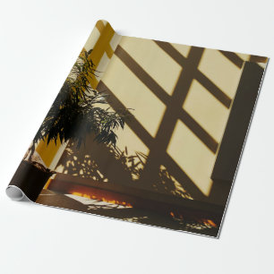 Papier Cadeau Plante vert pointu sur une table en bois marron