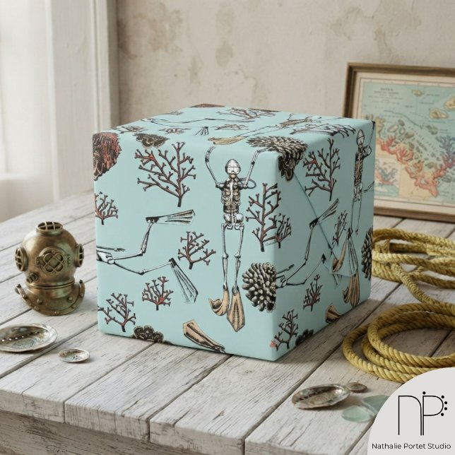 Papier cadeau Plongeur sous-marin Squelette Bleu (Hand-drawn skeleton scuba diver and coral reef botanical pattern blue ocean gift wrapping paper)
