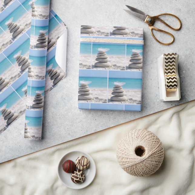 Papier Cadeau Plume blanc sur un cairn de plage (Artisanat)