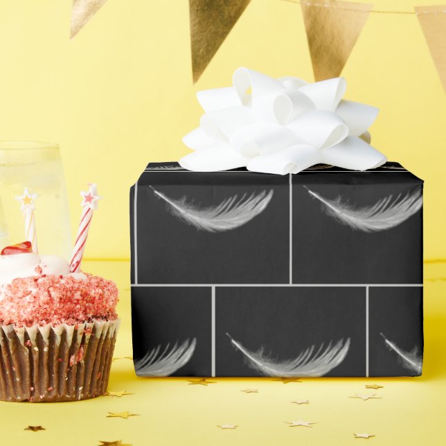 Papier Cadeau Plume blanche flottante sur fond noir (Fête d'anniversaire)