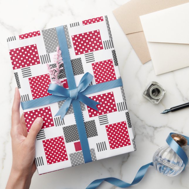 Papier Cadeau Pneuka rouge gris patchwork sur arrière - plan bla (Cadeaux)