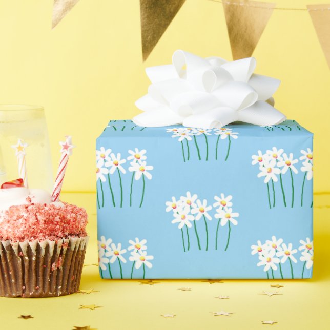 Papier Cadeau Poignées de marguerites blanches douces sur bleu m (Fête d'anniversaire)