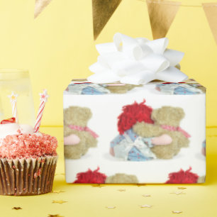 Papier Cadeau poupée de chiffon et ours en peluche sur fond blan